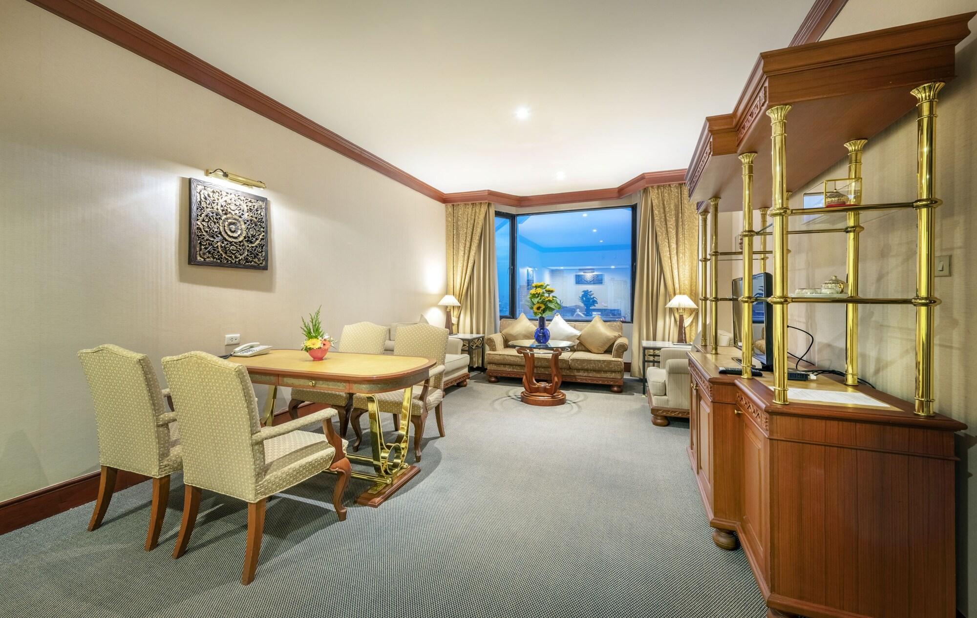 Отель Ramada By Wyndham Bangkok Chaophya Park Экстерьер фото