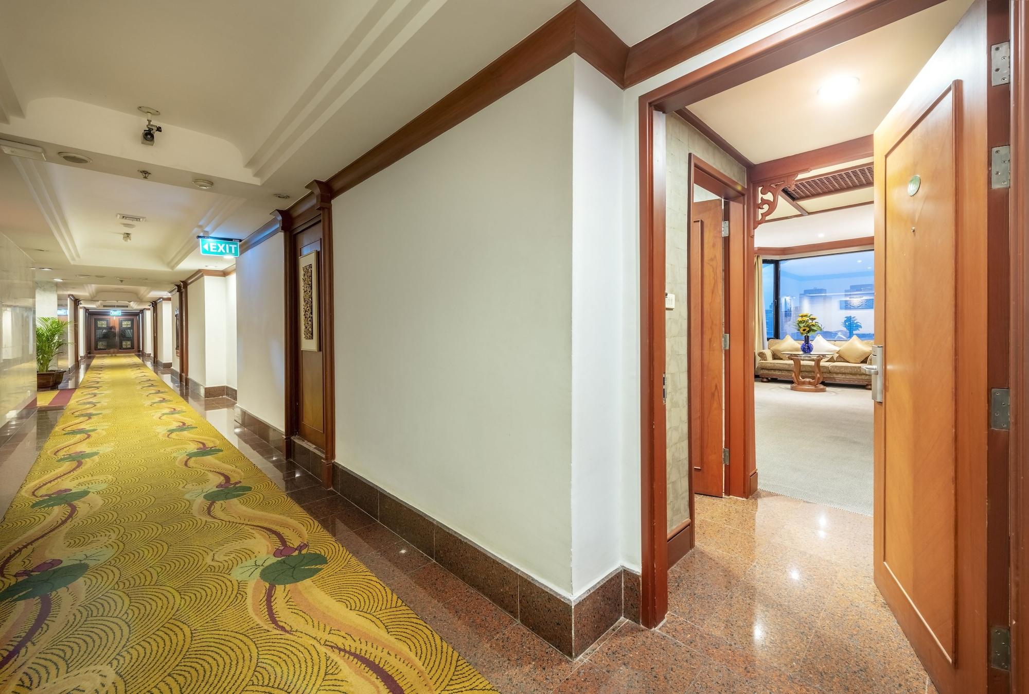 Отель Ramada By Wyndham Bangkok Chaophya Park Экстерьер фото