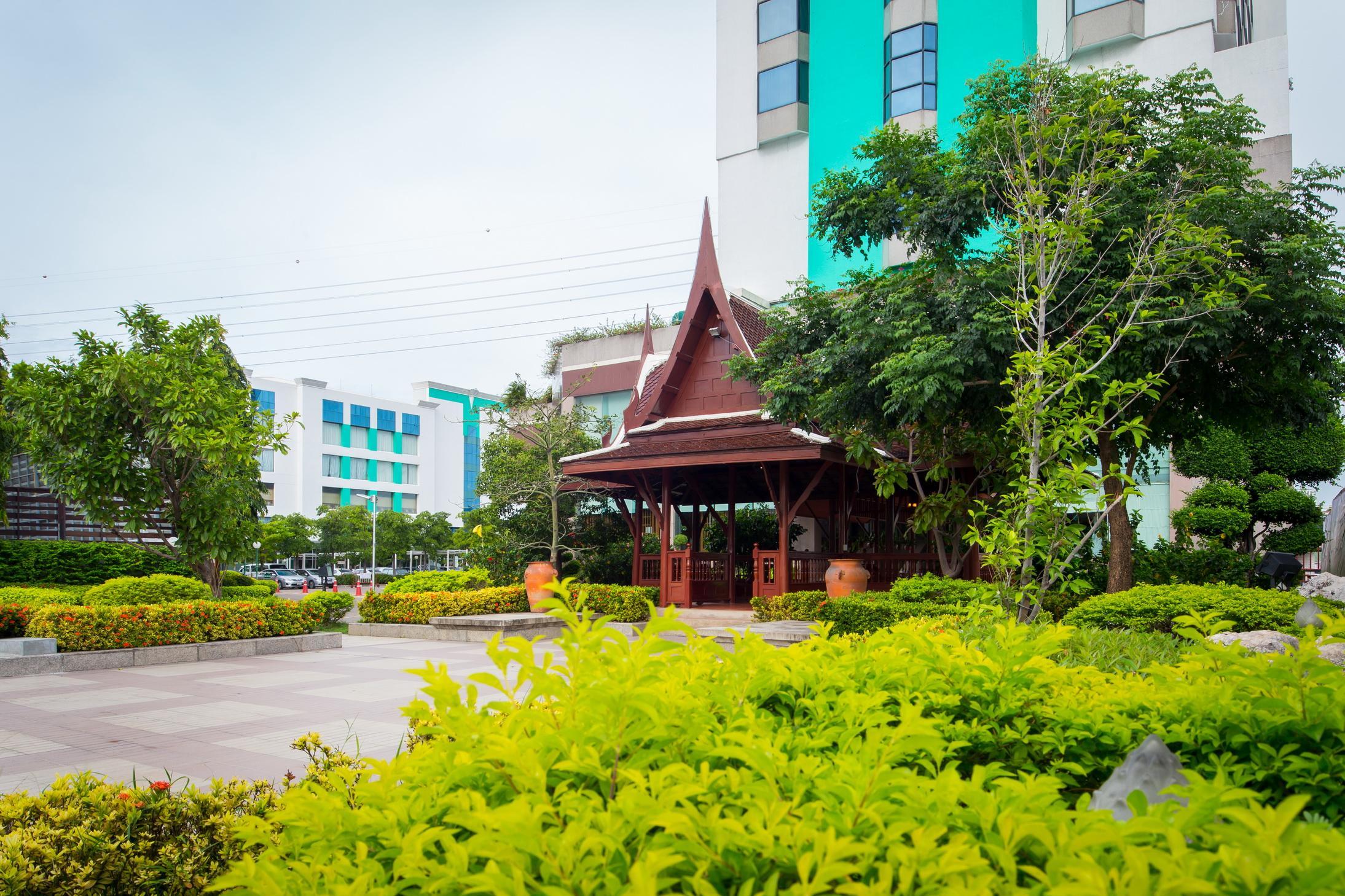 Отель Ramada By Wyndham Bangkok Chaophya Park Экстерьер фото