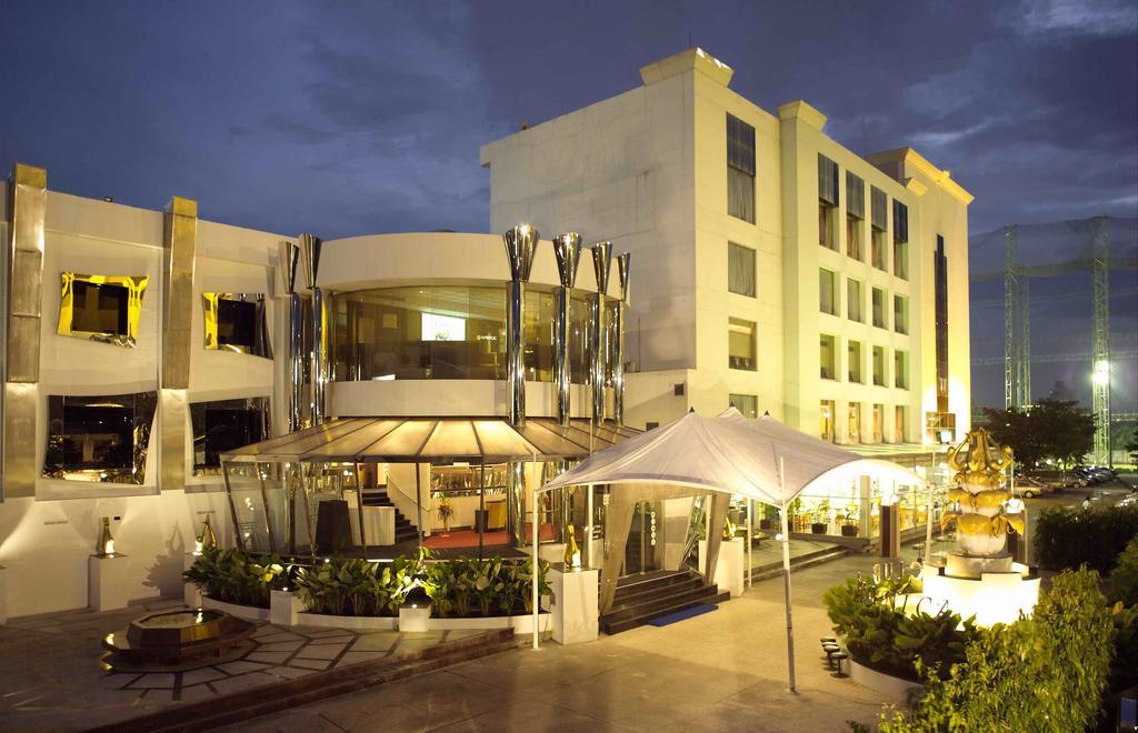 Отель Ramada By Wyndham Bangkok Chaophya Park Экстерьер фото
